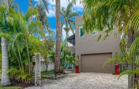 Modern villa with a jetty, a pool, a garage, a terrace and a bay view, Fort Lauderdale, USA for 2,214,000 €
