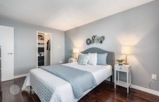 4-bedroom apartment in Lake Shore Boulevard West for C$845,000