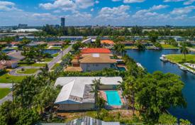 Cozy villa with a backyard, a swimming pool, a sitting area and a garage, Hallandale Beach, USA for $1,695,000