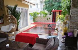 Spacious two-story house with 3 bedrooms and a pool in the Jomtien area for 250,000 €