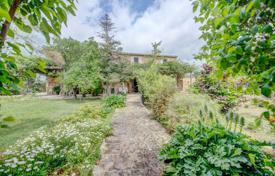Finca to update with swimming pool and large plot with fruit trees for 1,590,000 €