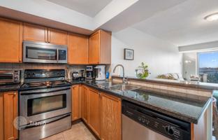 5-bedroom apartment in Bathurst Street for C$781,000