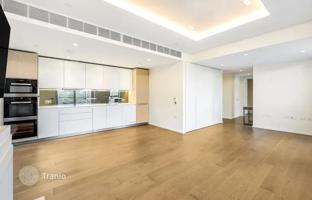 Three-bedroom apartment with a balcony and a parking space, Hendon, London, UK for £705,000