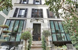 Renovated mansion with a private garden, a swimming pool and a parking, Paris, France for 3,490,000 €