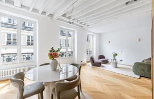 Sunny two-bedroom apartment in an old fashioned building, VII arrondissement of Paris, France for 1,890,000 €