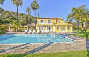 Luxury villa with a pool and a large plot in Mougins, Côte d'Azur, France for 2,985,000 €