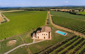 Refurbished villa overlooking the hills, Cortona, Italy for 1,100,000 €