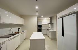 4-bedroom apartments in condo in Khlong Toei for 4,800 € per week