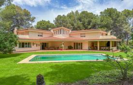 Magnificent villa with a swimming pool, a large plot and a spacious garage in Alfaz del Pi, Alicante, Spain for 750,000 €