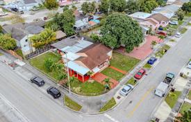 Townhome – Hialeah, Florida, USA for $565,000
