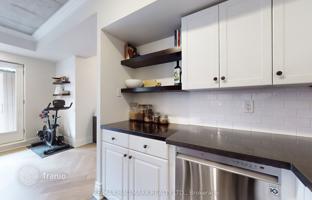 5-bedroom apartment in Lombard Street for C$875,000