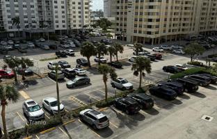 2-bedroom apartments in condo 109 m² in Hallandale Beach for $320,000
