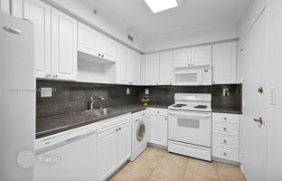 1-bedroom apartments in condo 69 m² in South Ocean Drive for $400,000