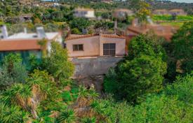 Two-storey townhouse for renovation with a large garden in Porto Heli, Peloponnese, Greece for 150,000 €