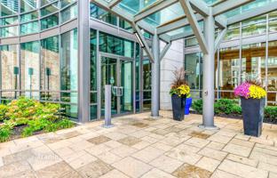 2-bedroom apartment in Lake Shore Boulevard West for C$1,026,000