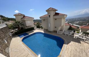 4-bedroom villa 370 m² in Kargicak for 23,877,000 TRY