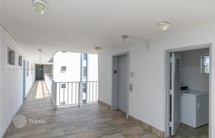 2-bedroom apartments in condo 121 m² in Miami Beach for $440,000
