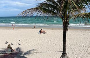 2-bedroom apartments in condo 122 m² in Hallandale Beach for $1,150,000
