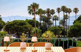 Renovated two-bedroom apartment just 100 m from the sea, Cannes, France for 1,890,000 €