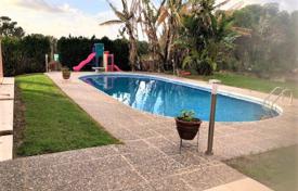 This huge villa with large private pool and garden is conveniently located only 100 meters to the famous sandy beach of Coral Beac for 3,500 € per week