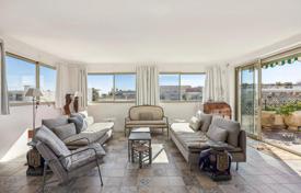 Four-bedroom penthouse with large terraces and panoramic views in Cannes, France for 1,830,000 €