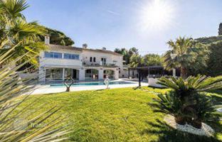 Three-storey villa with a swimming pool, a gym and a wine cellar in Antibes, Cote d'Azur, France for 2,490,000 €