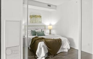5-bedroom apartment in Charles Street East for C$942,000