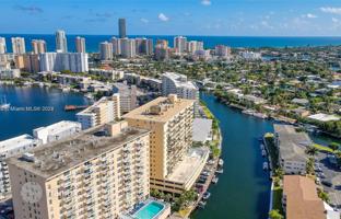 2-bedroom apartments in condo 107 m² in Hallandale Beach for $279,000