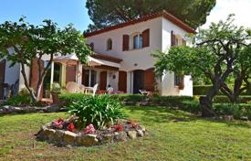 Villa with a swimming pool and a guest house at 150 meters from the beach, Antibes, France for 5,000 € per week