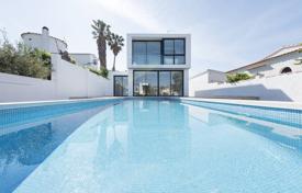 Two-storey modern villa with a pool, a terrace and a pier, on the Grand Canal of Empuriabrava, Spain for 1,150,000 € Two-storey modern villa with a pool, a terrace and a pier, on the Grand Canal of Empuriabrava, Spain for 1,150,000 €