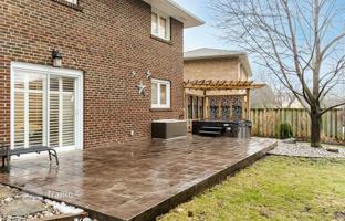 8-bedroom house in Etobicoke for C$2,045,000