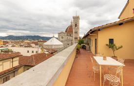 Two bedroom Tuscan apartment in the heart of Florence with views of the duomo for 1,490,000 €