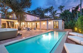Spacious villa with a backyard, a pool, a sitting area, a terrace and a garage, Coral Gables, USA for 2,112,000 €