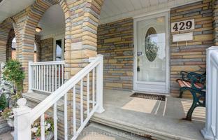 9-bedroom house in Etobicoke for C$1,936,000