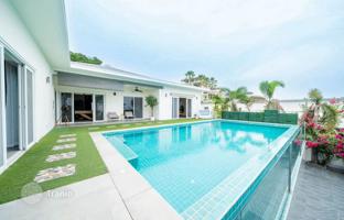5-bedroom villa 350 m² in Pattaya for $891,000