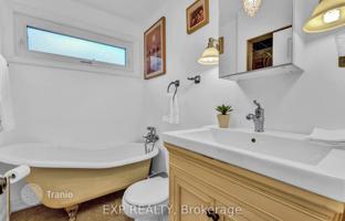 9-bedroom house in Etobicoke for C$1,207,000