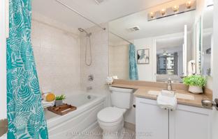 5-bedroom apartment in Dundas Street West for C$1,102,000