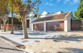 Substantial family villa with a south-westerly aspect located in a very quiet area of the Kings and Queens in Sotogrande Costa for 3,045,000 €