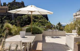 Three-bedroom penthouse with a large terrace and panoramic sea views in Eze, French Riviera, France for 2,290,000 €