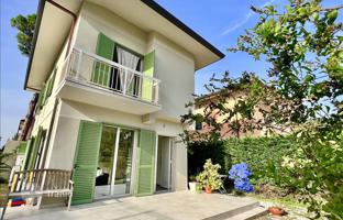 Renovated villa with a garden at 700 meters from the sea, Pietrasanta, Italy for 825,000 €