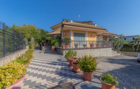 Three-storey villa with a terrace and a panoramic sea view, Siracusa, Italy for 400,000 €