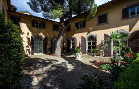 Hillside villa with a parking, gardens and a swimming pool, in a quiet area, Greve-in-Chianti, Italy. Price on request Hillside villa with a parking, gardens and a swimming pool, in a quiet area, Greve-in-Chianti, Italy. Price on request