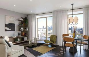 Modern one-bedroom apartment with a balcony in a residence with a swimming pool and gardens, Royal Docks, London, UK for £460,000