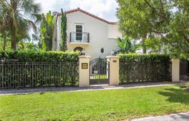 Comfortable cottage with a garden, a backyard, a sitting area, a terrace and a garage, Coral Gables, USA for $775,000