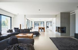 Modern property — View of the Bay in Nice — Pool. Price on request