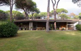 Classical villa with a garden in the territory of the pine park, 350 meters from the sea, Roccamare, Italy for 7,400 € per week