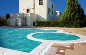 Traditional villa with a swimming pool and a parking at 300 meters from the sandy beach, Gouves, Crete, Greece for 3,400 € per week