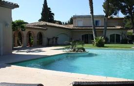 Villa with a swimming pool and a parking, 50 meters from the sea, St. Raphael, France for 5,600 € per week