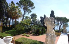 Sea view apartment for sale in a luxury villa right at the seaside for 750,000 €