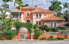 Mediterranean two-story villa with a pool, a dock, a spa, a terrace and bay views, Fort Lauderdale, USA for $2,700,000